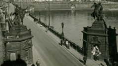 Od roku 1883 byla po Palackého mostě jako po prvním v Praze vedena linka koněspřežné tramvaje