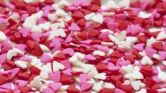 Na svátek zamilovaných rostou ceny květin. Lidé nakupují i čokoládu a klenoty.