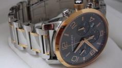 Ručičkové kovové hodinky se zlatou lunetou a zdobením na pásku jsou od renomované švýcarské značky Mont Blanc, model 107321, výrobní číslo BB323 906, po kterých pátrá policie.