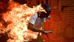Nominace na vítěznou fotografii World Press Photo 2018 - Venezuelská krize. Demonstrant José Víctor Salazar Balza byl zraněn při střetech s policií během protestů proti prezidentu Nicolasi Madurovi.