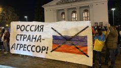 „Slavíme Den usmíření, poprvé v Mariupolu s celou Ukrajinou a našimi spojenci. Chceme ukázat, že my jsme Ukrajina. Vzpomínám si, jak nás v roce 2014 v Doněcku separatisti bili za to, že jsme chodili s ukrajinskou vlajkou a stužkou,“ vzpomínala organizátorka poslední ukrajinské manifestace v Mariupolu Diana Bergová