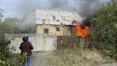 Hořící dům ve vesnici nedaleko Krasnohorivky, ve které se krátce předtím odehrál ruský útok,