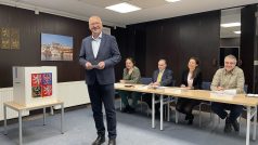 Do volební místnosti přišel mezi prvními i velvyslanec České republiky na Ukrajině Radek Matula