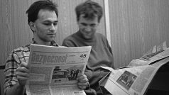 Členové stávkového výboru Marek Wollner a Aleš Kadlčák studují v rámci monitoringu tisku týdeník Bezpečnost