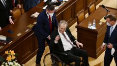 Prezident Miloš Zeman se pohybuje pouze už na invalidním vozíku