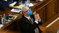 Ministr zdravotnictví Vlastimil Válek po schválení pandemického zákona