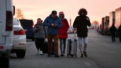 Lidé prchající z Ukrajiny přes polské hranice