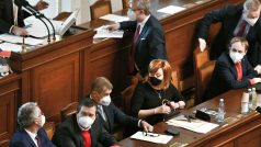 Ministři vlády Andreje Babiše (ANO) před hlasováním o nedůvěře
