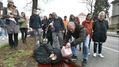 Figuranti se v rámci protestu polévali umělou krví