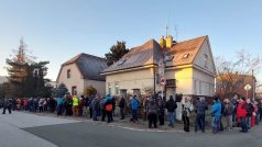 Lidé čekají v Hradci Králové na vydání speciální bankovky
