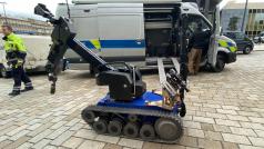 Dálkové ovládaný policejní robot na místě zásahu před Národním muzeem