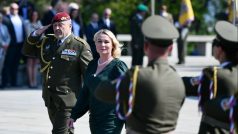 Nastoupené ozbrojené jednotky přivítala ministryně obrany Jana Černochová z ODS
