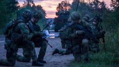 V rámci jednoho z největších vojenských cvičení NAMEJS 2018, které skončilo minulý týden v Lotyšsku, proti sobě stanuly dvě české jednotky. Na straně ‚těch hodných‘ bojovala minometná četa, která je momentálně umístěná právě v Lotyšsku.