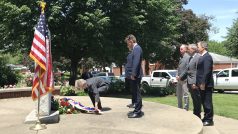 Poctu přišla k památníku vzdát i česká delegace. Zúčastnil se jí také předseda senátu Miloš Vystrčil
