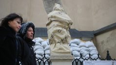 Obyvatelé Lvova chrání sochy před zničením