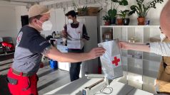 Český červený kříž posílá traumasety v balíčkách o hmotnosti 1,5 kilogramu