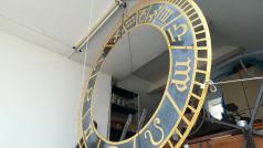Pražský orloj prochází restaurováním v Sadské u Nymburka.