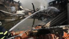 Hasiči zasahovali u požáru haly v Letech u Prahy