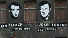Portréty Jana Palacha a Josefa Toufara na budově bývalého Borůvkova sanatoria v Legerově ulici na Praze 2