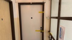 V bytě, kde Jiří D. v Libni bydlel, museli vyměnit dveře. Ty původní zničilo nástražné střelné zařízení