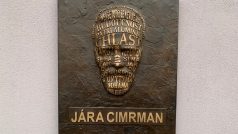 Pamětní deska s bustou Járy Cimrmana