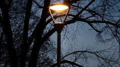 Technici testují v pražských parcích nové inteligentní lampy