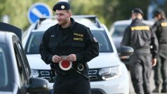 Česká policie od čtvrtka zahájila kontroly na česko-slovenské hranici kvůli vysokému počtu uprchlíků, hlavně Syřanů, kteří přes Česko přecházejí do Německa a Rakouska