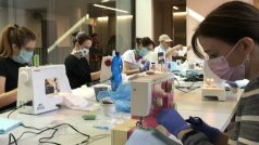 Dobrovolníci a studenti univerzity vyrábí bavlněné roušky s filtrem pro zdravotníky v kraji. První dostala krajská nemocnice.