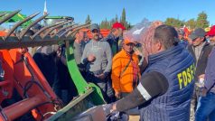 Francouzští zemědělci chtějí traktory zablokovat příjezdové cesty do Paříže