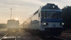 Vlaky Českých drah v železniční stanici.