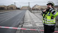 Policejní uzávěra na Mánesově mostě směrem k Filozofické fakultě