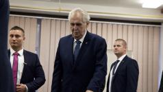 Prezident Miloš Zeman ve volební místnosti