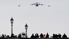 Vojenské letouny letící nad Prahou