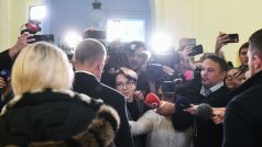 Andrej Babiš v obležení novinářů