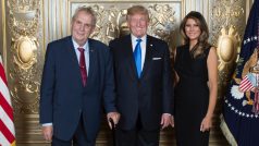 Prezident Miloš Zeman se na slavnostní recepci pro účastníky zasedání Valného shromáždění OSN potkal s americkým prezidentem Donaldem Trumpem a jeho manželkou Melanií (září 2017)