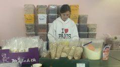 Lvovští dobrovolníci připravují pro vojáky na frontě směsi sušeného jídla