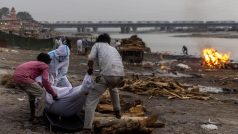 Indická krematoria jedou už několik týdnů na plné obrátky a nepřetržitě hoří i provizorní pohřební hranice postavené na břehu řeky Gangy