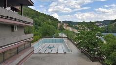 Pohled na Karlovy Vary od bazénu hotelu Thermal