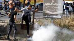 Zatímco vzduchem létají rakety, v ulicích řady izraelských měst propuklo násilí mezi arabskými a židovskými komunitami