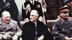 Velká trojka v Jaltě. Zleva sedí britský premiér Winston Churchill, americký prezident Franklin Delano Roosevelt a sovětský vůdce Josif Vissarionovič Džugašvili - Stalin
