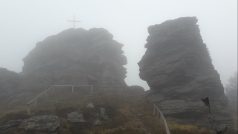 Dřevěný kříž je na skalnatém vrcholu hory Vozka v Jeseníkách