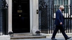 Britský premiér Boris Johnson před sídlem v Downing Street