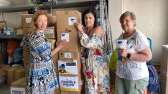 Dobrovolnice z asociace Napříč Evropou shromažďují humanitární pomoc ve skladu na předměstí Paříže