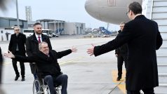 Aleksandar Vučić vítá Miloše Zemana na letišti Nikoly Tesly v Bělehradě