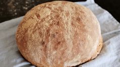K přípravě chleba stačí mouka, droždí, sůl a voda. Vše ostatní záleží na kynutí a hnětení