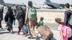 Tisíce Afghánců se snaží utéct ze země přes kábulské letiště