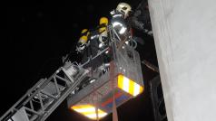 Pražští hasiči vyjížděli v noci k požáru střechy kulturního centra MeetFactory.