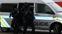 Na transport dohlížela ozbrojená jednotka Policie ČR.