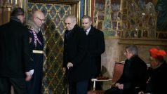 Prezident republiky Miloš Zeman jako jeden z klíčníků při vyzvednutí korunovačních klenotů z korunní komory na Pražském hradě v lednu 2018