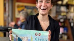 Adéla s obrázkem, které malovaly děti ze školy v Canmore, když fandily českým sportovcům